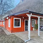 Casa de hóspedes Bujtina Shpella E Plakës çerçan