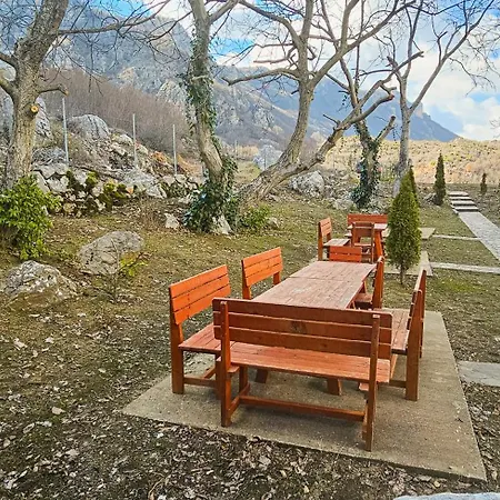 Bujtina Shpella E Plakes Cercan