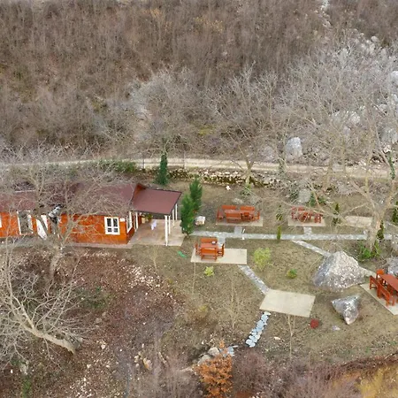 Bujtina Shpella E Plakes Cercan Librazhet