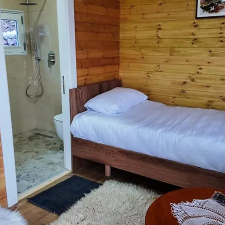 Pensjonat Bujtina Shpella E Plakes Cercan *
