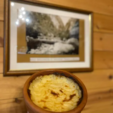 Bujtina Shpella E Plakes Cercan *