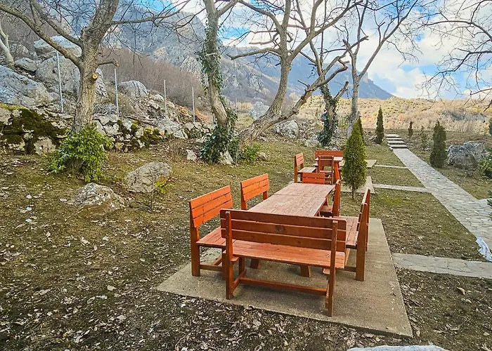 Bujtina Shpella E Plakes Cercan