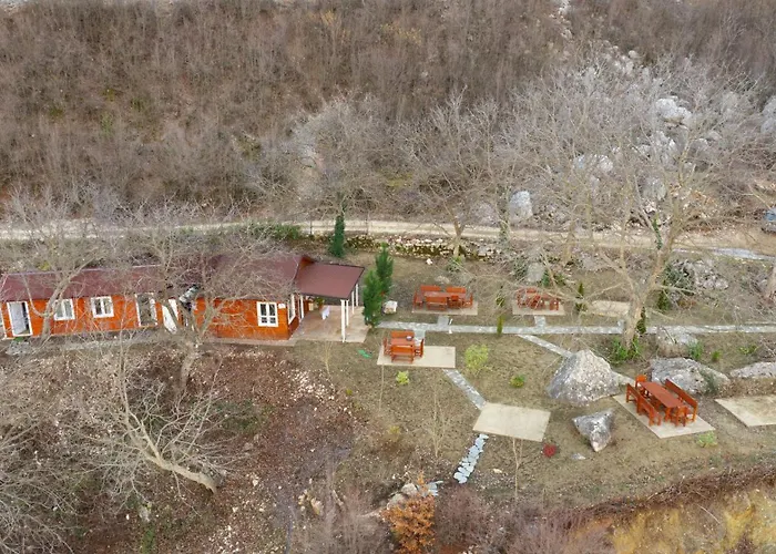 Bujtina Shpella E Plakes Cercan Librazhet