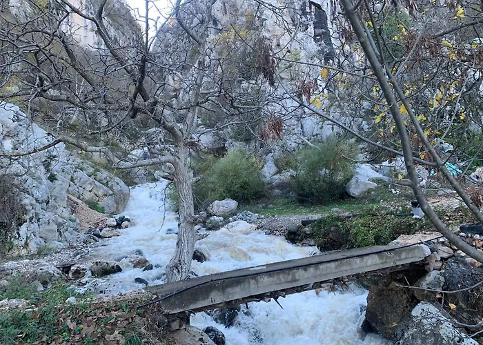 Bujtina Shpella E Plakes Cercan Pensjonat