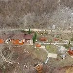 Bujtina Shpella E Plakes Cercan Librazhet