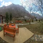 Bujtina Shpella E Plakes Cercan Librazhet