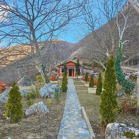 Bujtina Shpella E Plakes Cercan Gasthof *