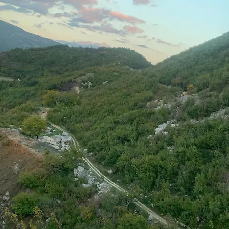 Bujtina Shpella E Plakes Cercan * Librazhet