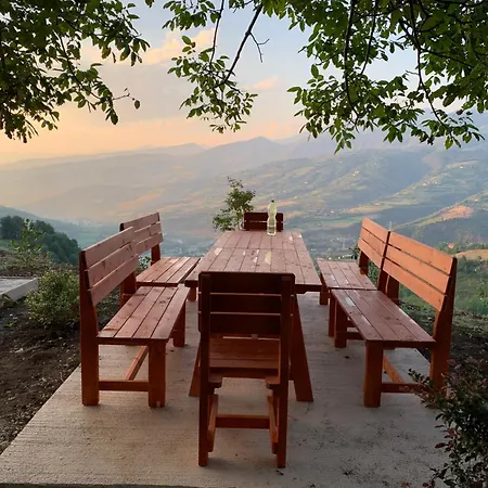 Bujtina Shpella E Plakes Cercan ゲストハウス Librazhet