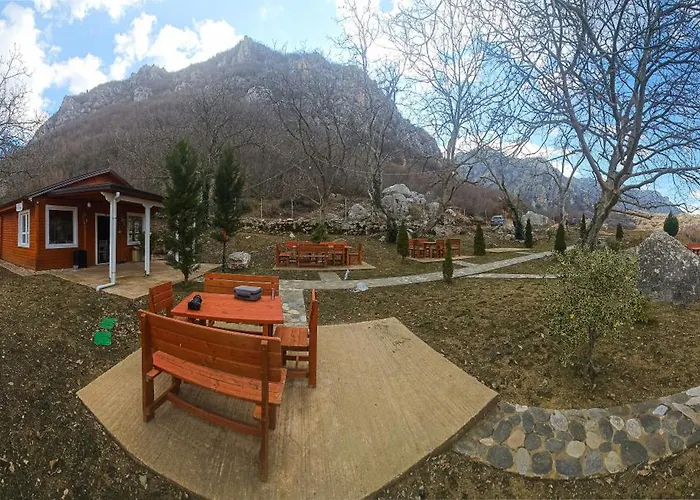 Bujtina Shpella E Plakës çerçan Librazhet