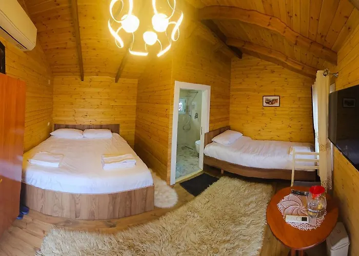 Bujtina Shpella E Plakës çerçan Maison d'hôtes *